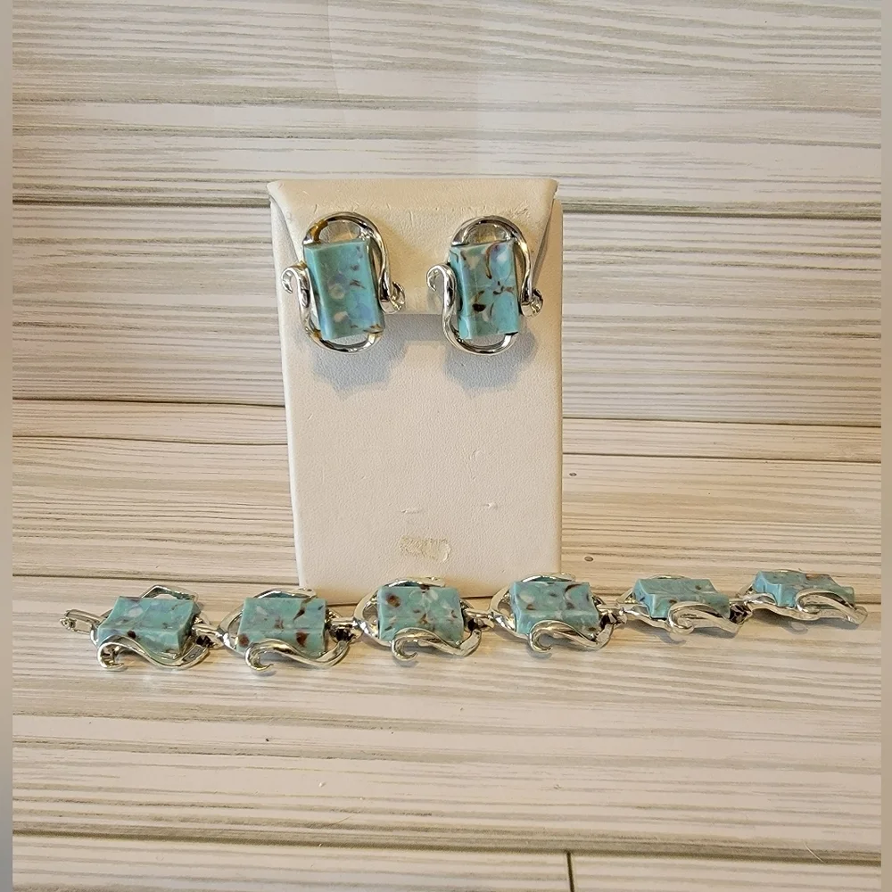 Vintage Faux Turquoise Blue Plastic Bracelet Clip On Earrings Set